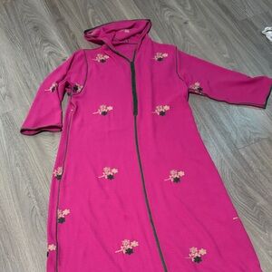 Moroccan kaftan with green piping and floral embroidery for young ladies